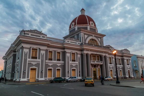 Cienfuegos, Cuba - 11 Şubat 2016: Parque Jose Marti Meydanı Cienfuegos, Cuba'Palacio de Gobierno (hükümet Sarayı)