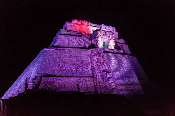 Antik Maya City Uxmal, Meksika (Piramide del adivino) sihirbaz her gece ışıklı piramit