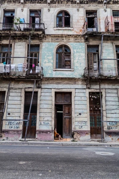 Habana Cuba Febrero 2016 Una Anciana Sienta Entrada Edificio Dilipitado — Foto de Stock