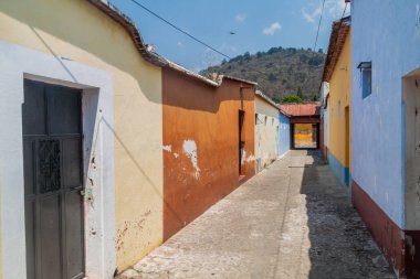 Dar sokak şehirde Antigua Guatemala, Guatemala.