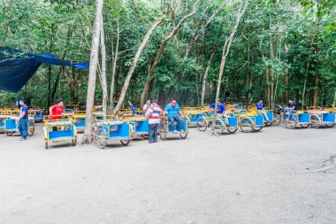 Coba, Meksika - 1 Mart 2016: Pedi-trikes (bisiklet taksi) biniciler Coba, Meksika Maya şehir kalıntıları, turistler için bekle