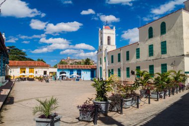 Camagüey, Cuba - 25 Ocak 2016: Camagüey San Juan de Dios meydanda renkli evleri