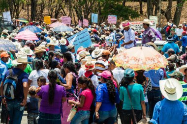 Copan Ruinas, Honduras - 12 Nisan 2016: Yerli halkın minery arkeolojik park Copan, Honduras yakınındaki karşı protesto