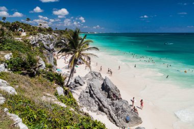 Tulum, Mexio - 29 Şubat 2016: Antik Maya şehir Tulum, Meksika kalıntıları altında sahilde turist