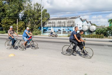 Camagüey, Cuba - 26 Ocak 2016: Bisiklet trafik Camagüey de bir yol