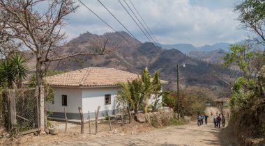 San Manuel De Colohete, Honduras - 15 Nisan 2016: Kırsal yol San Manuel Köyü.