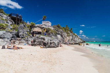 Tulum, Mexio - 29 Şubat 2016: Antik Maya şehir Tulum, Meksika kalıntıları altında sahilde turist