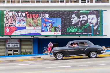 Havana, Küba - 21 Şubat 2016: Vintage araba ve Vedado mahalle Havana'nın propaganda poster.