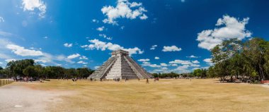 Chichen Itza, Meksika - 26 Şubat 2016: Turist kalabalığından arkeolojik sit Chichen Itza, tüylü yılan piramit ziyaret edin.