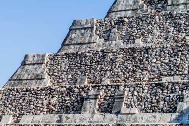 Piramit tüylü yılan Maya arkeolojik sit Chichen Itza, Meksika adımları detay