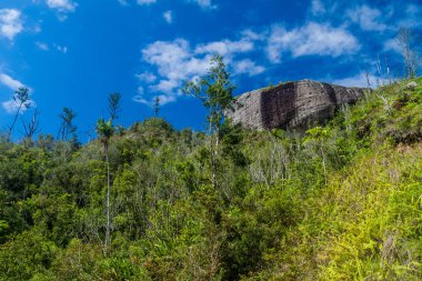 Santiago de Cuba, Cuba yakınındaki Sierra Maestra dağ aralıktaki La Gran Piedra (büyük Rock)