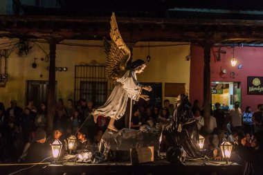 Antigua, Guatemala - 25 Mart 2016: İyi Cuma günü geçit katılımcılar Antigua Guatemala City tarafından yapılan büyük kayan nokta.