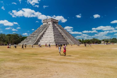 Chichen Itza, Meksika - 26 Şubat 2016: Turist kalabalığından arkeolojik sit Chichen Itza, tüylü yılan piramit ziyaret edin.