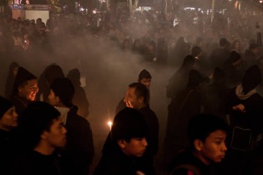 Antigua, Guatemala - 25 Mart 2016: İyi Cuma günü geçit katılımcıların Antigua Guatemala City.