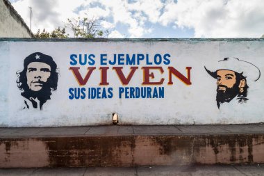 Baracoa, Küba - 4 Şubat 2016: Propaganda duvar resmi Baracoa'daki. Diyor ki: onların örnekler yaşamak, fikirlerini devam.