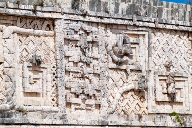 Rahibenin Quadrangle (Cuadrangulo de las Monjas) bina kompleksinde antik Maya şehir Uxmal, Meksika kalıntıları, ayrıntılı oymalar