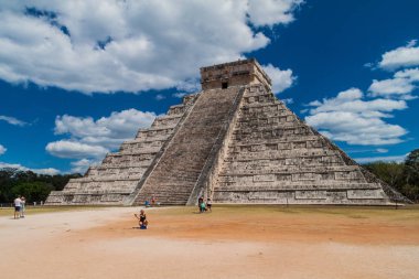 Chichen Itza, Meksika - 26 Şubat 2016: Turist kalabalığından arkeolojik sit Chichen Itza, tüylü yılan piramit ziyaret edin.