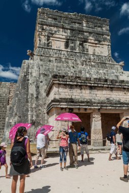 Chichen Itza, Meksika - 26 Şubat 2016: Turist kalabalığından arkeolojik sit Chichen Itza Jaguar tapınakta ziyaret edin.