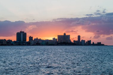 Günbatımı manzarası Havana, Küba'nın arkasında