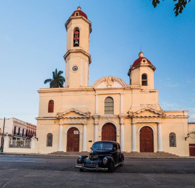 Cienfuegos, Cuba - 10 Şubat 2016: Vintage araba Chrysler Royal Parque Jose Marti Meydanı Cienfuegos, Cuba '. Catedral de la Purisima Concepcion kilise içinde belgili tanımlık geçmiş.