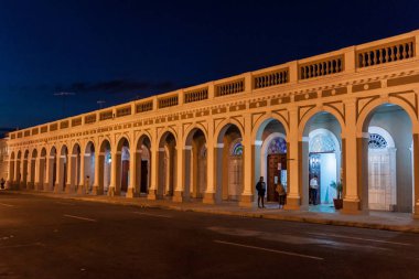Cienfuegos, Cuba - 10 Şubat 2016: Kemerli bina Parque Jose Marti Meydanı Cienfuegos, Cuba'görünümünü