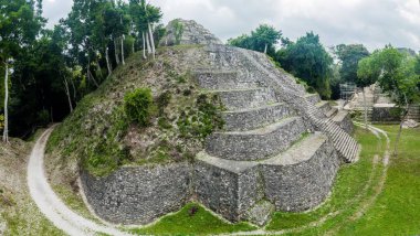 Kuzey Acropolis adlı sit alanı Yaxha, Guatemala, piramit