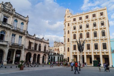 Havana, Küba - 20 Şubat 2016: Eski sömürge binaları Plaza Vieja Meydanı Havana Vieja '