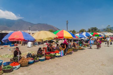 Antigua, Guatemala - 26 Mart 2016: Sebze tezgahları yerel bir pazarda şehirde Antigua Guatemala, Guatemala.