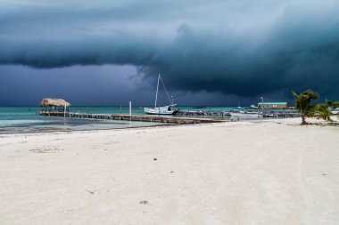 Beach köyde Caye Caulker, Belize. Fırtına geliyor.