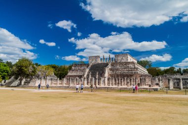 Chichen Itza, Meksika - 26 Şubat 2016: Turist kalabalığından arkeolojik sit Chichen Itza ziyaret edin. Tapınağın arka planda savaşçıların.