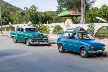 Holguin, Küba - 28 Ocak 2016: Eski Arabalar Holguin, Küba