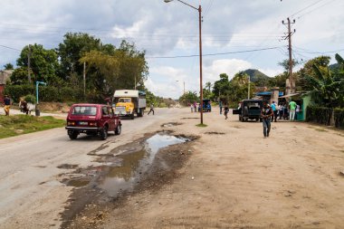 El Cobre, Küba - 1 Şubat 2016: El Cobre köyde yolda trafik