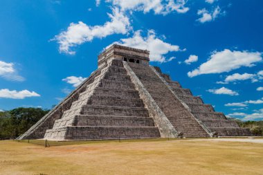 Maya arkeolojik sit Chichen Itza, Meksika içinde piramit tüylü yılan