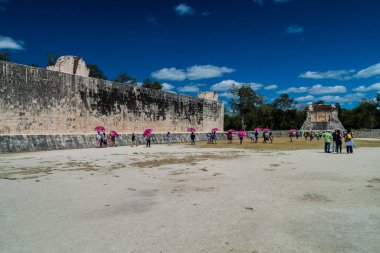 Chichen Itza, Meksika - 26 Şubat 2016: Turist kalabalığından arkeolojik sit Chichen Itza büyük top oyunu sarayda ziyaret edin.