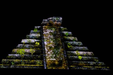 Antik Maya şehri Chichen Itza, Meksika piramitte tüylü yılan, ışık gösterisi