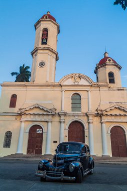 Cienfuegos, Cuba - 10 Şubat 2016: Vintage araba Chrysler Royal Parque Jose Marti Meydanı Cienfuegos, Cuba '. Catedral de la Purisima Concepcion kilise içinde belgili tanımlık geçmiş.