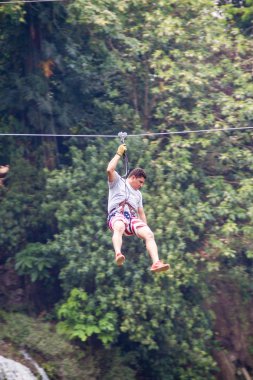 Pulhapanzak, Honduras - 18 Nisan 2016: Turist Pulhapanzak şelale üzerinde canopying.