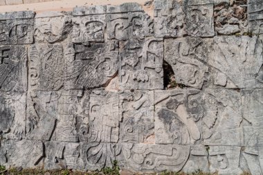 Chichen Itza, Meksika kabartmalar arkeolojik büyük top oyunu sarayda, oyuncuların sitesi.