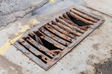 Paslı tehlikeli kanalizasyon kapağı