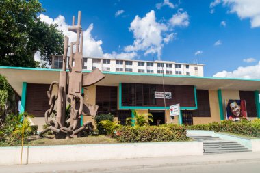 Las Tunas, Cuba - 27 Ocak 2016: Anıt önünde bina, il fabrikamızdaki Las Tunas Komünist Partisi.
