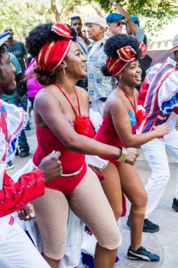 Havana, Küba - 22 Şubat 2016: Katılımcı Havana'da San Rafael Caddesi'nde bir geçit