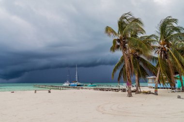 Avuç içi ve plaj köyde Caye Caulker, Belize. Fırtına geliyor.