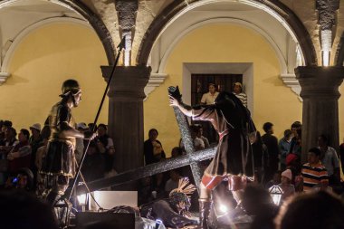 Antigua, Guatemala - 25 Mart 2016: İyi Cuma günü geçit katılımcılar Antigua Guatemala City tarafından yapılan büyük kayan nokta.