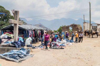 San Manuel De Colohete, Honduras - 15 Nisan 2016: Giyim bir pazarda stop etti. Ayda iki kez bu köyde büyük bir pazar olduğunu.