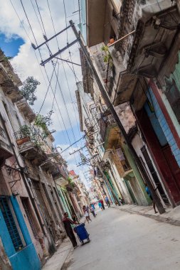 Havana, Küba - 23 Şubat 2016: Eski Havana'da bir sokak görünümünü