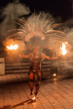 Chichen Itza, Meksika - 25 Şubat 2016: Yerli Maya dansçı performans Chichen Itza ruins yakınındaki.