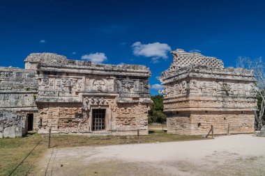 Antik Maya şehri Chichen Itza, Meksika içinde sağ tarafında bina Rahibe Manastırı (Edificio de las Monjas) ve kilise (La Iglesia) adlı