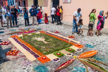 Antigua, Guatemala - 27 Mart 2016: Paskalya Pazar Antigua Guatemala City alay önce sokakta dekore edilmiş halı.