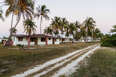 Seaside resort kulübelerde Playa Giron Köyü, Küba.