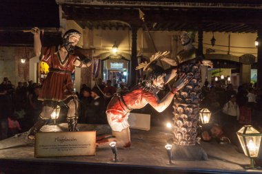 Antigua, Guatemala - 25 Mart 2016: İyi Cuma günü geçit katılımcılar Antigua Guatemala City tarafından yapılan büyük kayan nokta.